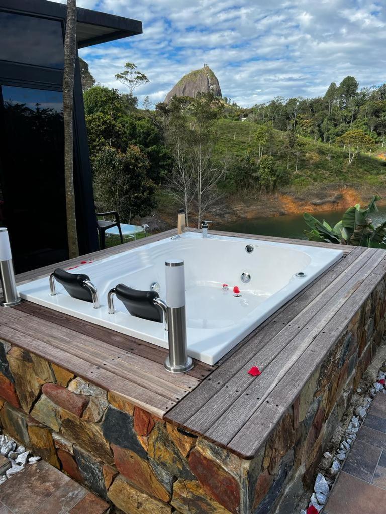 Cabana Privada Sin Prisa "Not Rush" Preciosa! Con Jacuzzi, Vista Y Acceso Directo Al Embalse, Vista A La Piedra , Deporte Acuatico Paddle Board And Breakfast Incluidos ! Imperdible Guatapé Εξωτερικό φωτογραφία